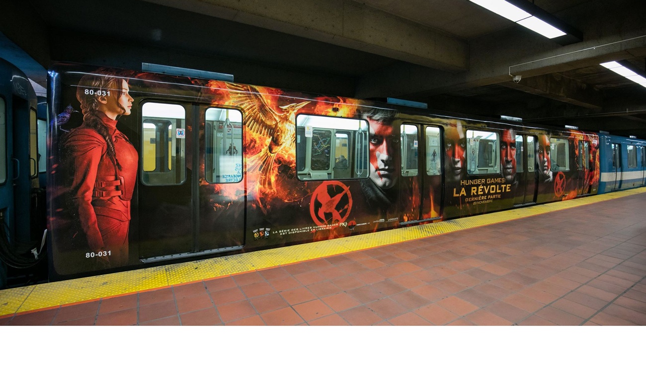 Un wagon du métro de Montréal aux couleurs d'Hunger Games