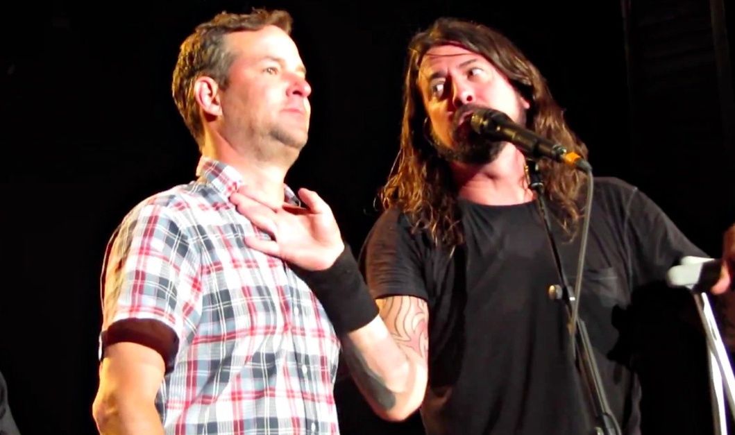 Dave Grohl invite un fan en pleurs sur scène avec les Foo Fighters