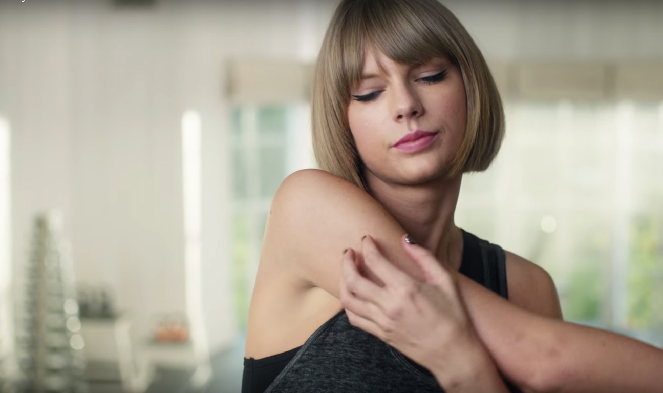 Taylor Swift se casse la figure sur un tapis roulant pour Apple