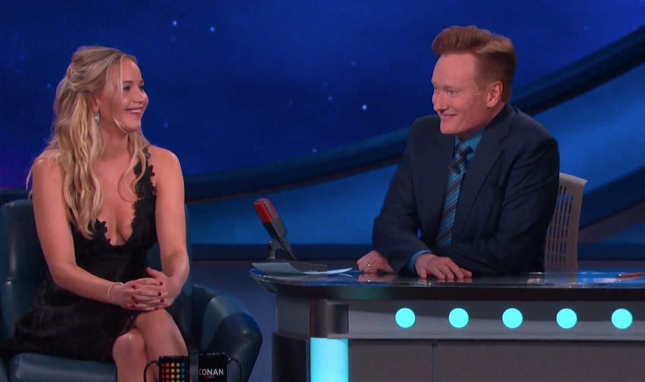 Jennifer Lawrence chante un extrait de Believe de Cher à Conan