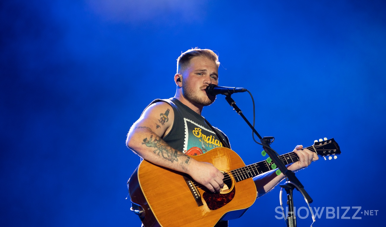 Image de l'article Photos : La sensation country de Tik Tok Zach Bryan attire une foule de jeunes au FEQ