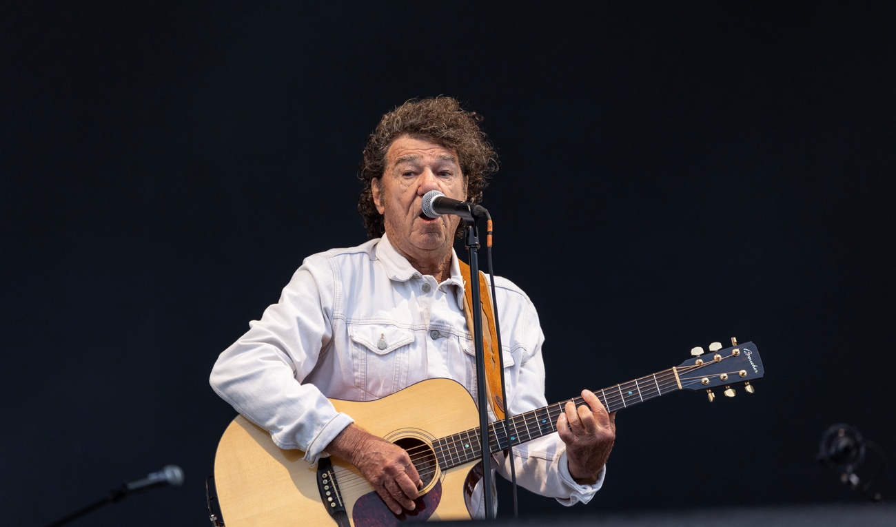 Image de l'article L'infatigable Robert Charlebois affronte le vent pour un spectacle devancé au FEQ