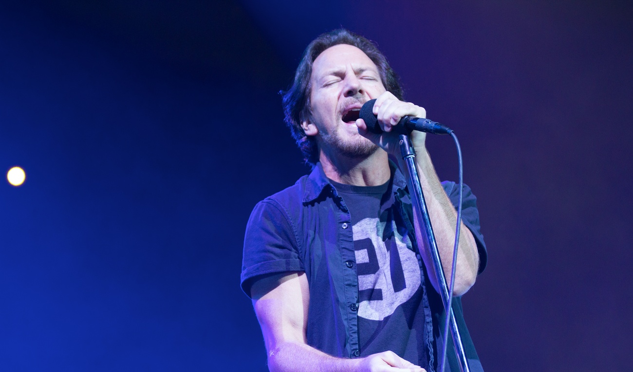 Eddie Vedder de Pearl Jam fout un spectateur à la porte pendant un concert