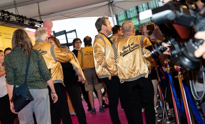 Image de l'article Un tapis rose bondé de vedettes pour la première de l'hommage à RBO par le Cirque du Soleil